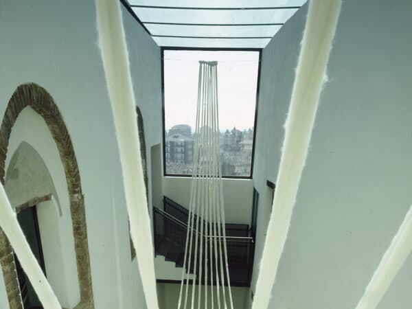 Cecilia Vicuña al Castello di Rivoli: «El glaciar ido» — installazione